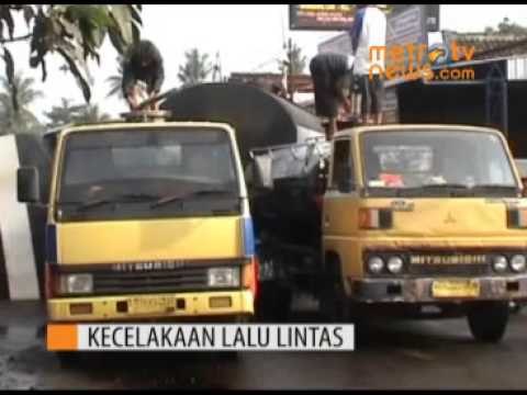 Hindari Motor Jatuh, Truk Tangki Gandeng Terguling