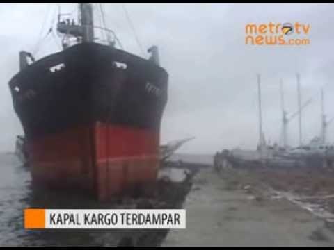 Kapal Kargo Terdampar di Tanggul Penahan Ombak