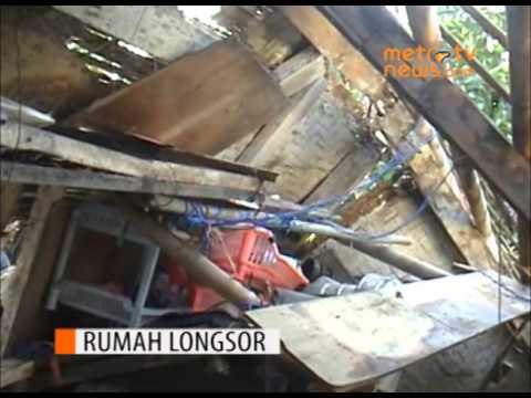 Rumah Ambruk Tergerus Longsor