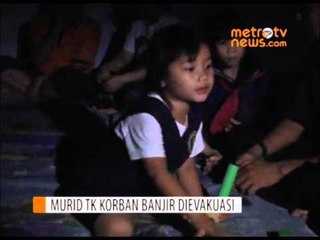 Murid TK dan Guru Terjebak Banjir Dievakuasi