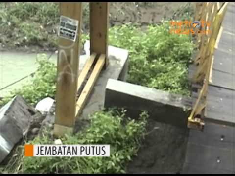 Tergerus Banjir, Jembatan Penghubung Ambrol