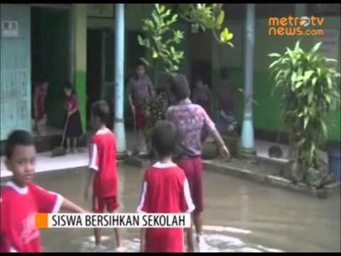 Banjir Surut, Siswa Mulai Bersihkan Sekolah