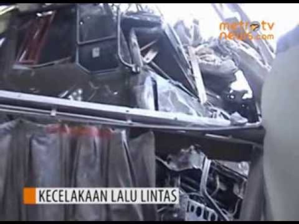 Pecah Ban, Truk Tabrak Rumah Warga