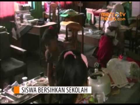 Banjir Surut, Siswa Mulai Bersihkan Sekolah