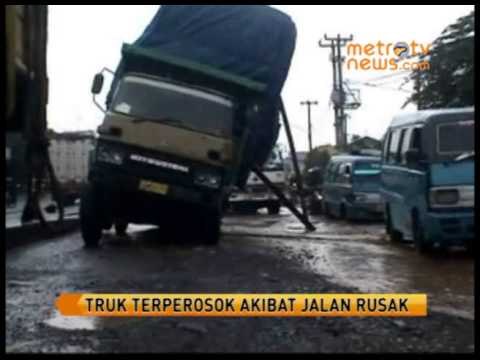 Truk Terperosok Jalan Berlubang di Pantura