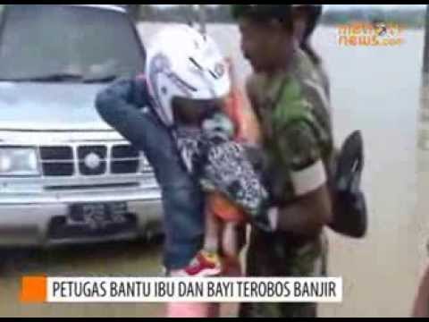 Seorang Ibu dan Bayinya Terjebak Banjir Bandang