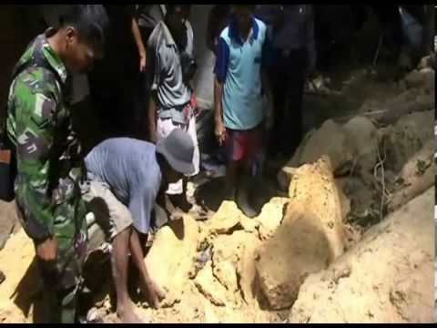 Tebing Longsor 20 Meter Menimbun Rumah Warga