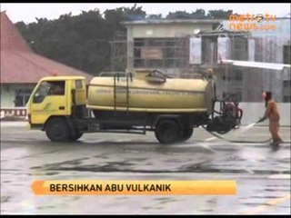 Abu Vulkanik di Landasan Bandara Juanda Disemprot Air