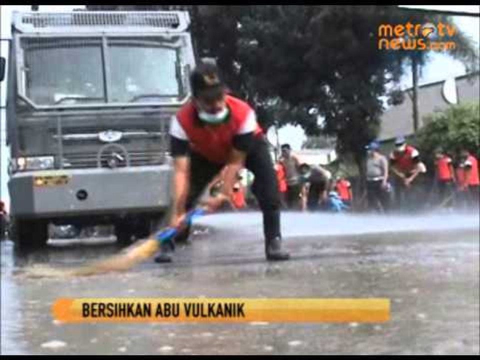 Water Canon Bersihkan Abu Letusan Kelud