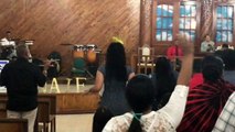 Los Jóvenes Jan Michael Pou Y Shakira Marie Cantando La Alabanza “Somos El Pueblo De Dios”