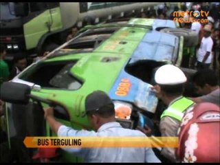 Bus Terguling Usai Tabrakan dengan Motor