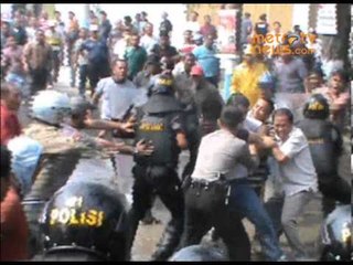 Tolak Caleg Berijazah Palsu, Demonstran Bentrok dengan Polisi