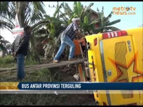 Hindari Tabrak Sepeda Motor, Bus Ini Malah Terguling