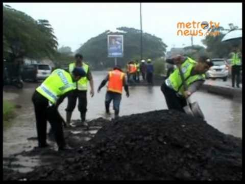 Polisi dan Warga Perbaiki Jalan Rusak