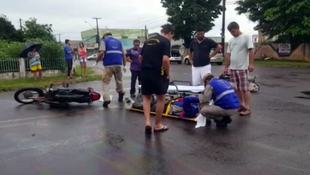 Duas pessoas se ferem em colisão com dois carros e duas motos