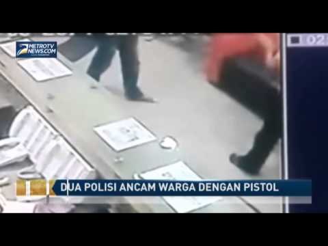 Dua Polisi Terekam CCTV Ancam Warga dengan Pistol