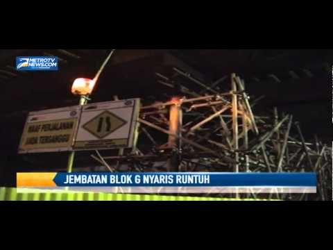 Polisi Cek Jembatan Blok G Tanah Abang Nyaris Runtuh