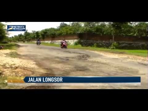 Jalan Poros Kecamatan di Bojonegoro Longsor dan Ambles 15 Meter