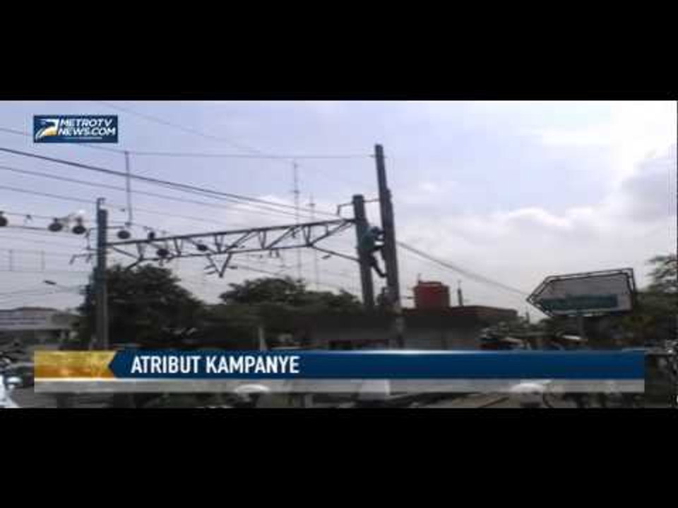 Cabut Atribut Kampanye, Petugas Naik ke Tower Listrik Bertegangan Tinggi