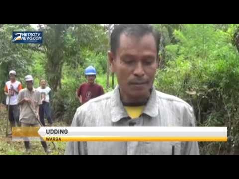 Bosan Janji Caleg, Warga Perbaiki Sendiri Jalan Rusak