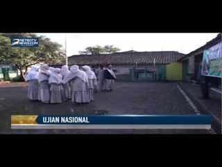 Siswa Ujian Nasional di Tengah Banjir