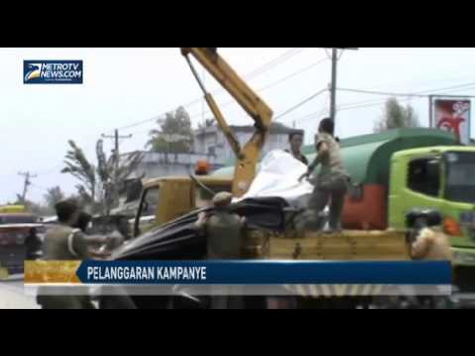 Panwaslu dan Satpol PP Bersihkan Alat Peraga Ka...
