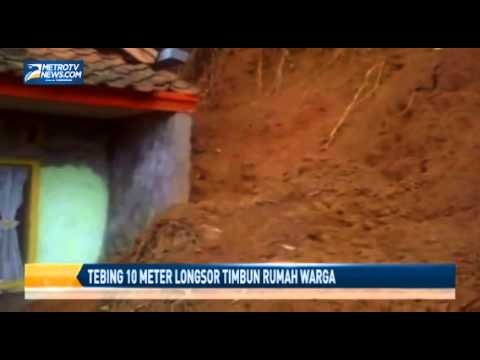 Tebing 10 Meter Longsor Timbun Rumah Warga