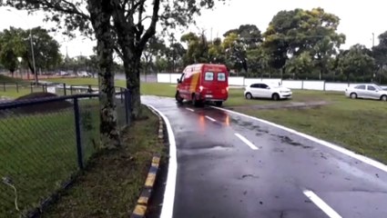 Menino de nove anos quebra o braço ao cair de brinquedo inflável