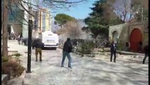 TV Ora - Shikoni momentin kur policia largon protestuesit me anë të makinës së ujit