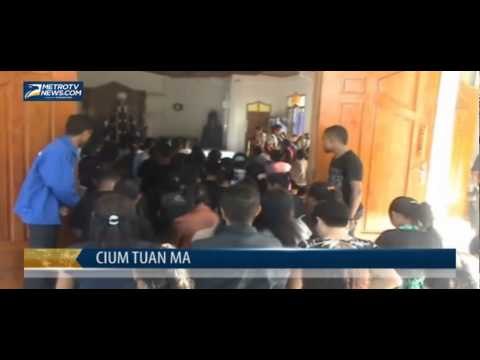 Ribuan Umat Katolik Cium Patung Tuan Ma