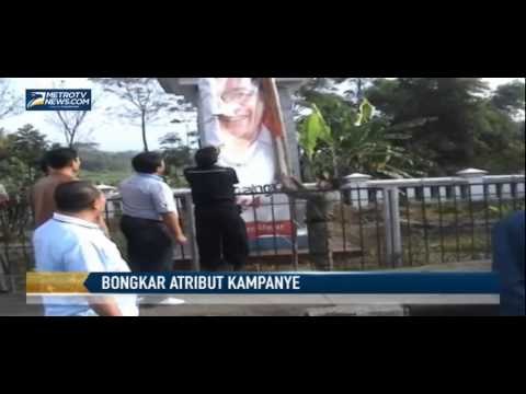 Ratusan Atribut Parpol Ditertibkan