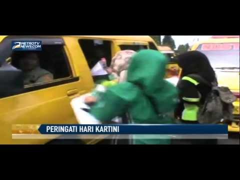 Peringati Hari Kartini, Mahasiswa Bagi bagi Bunga