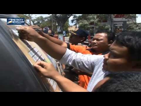 Panwas Nganjuk Gelar Razia Stiker Caleg di Kendaraan Roda Empat