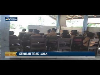 Siswa Madrasah Aliyah Belajar di Los Pasar