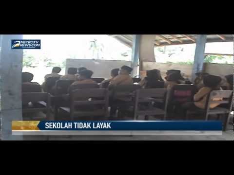 Siswa Madrasah Aliyah Belajar di Los Pasar