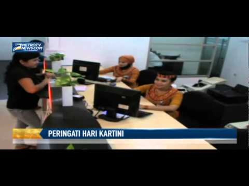 Sambut Perayaan Kartini, Teller Bank Berpakaian Daerah