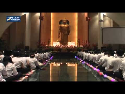 Ribuan Umat Budha Dharma di Surabaya Peringati Detik detik Waisak