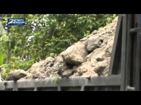 Protes Jalan Rusak, Ibu Ibu Hentikan Paksa Truk Galian