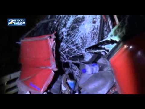 Truk Tabrak Tiang Listrik dan Terperosok ke Jurang