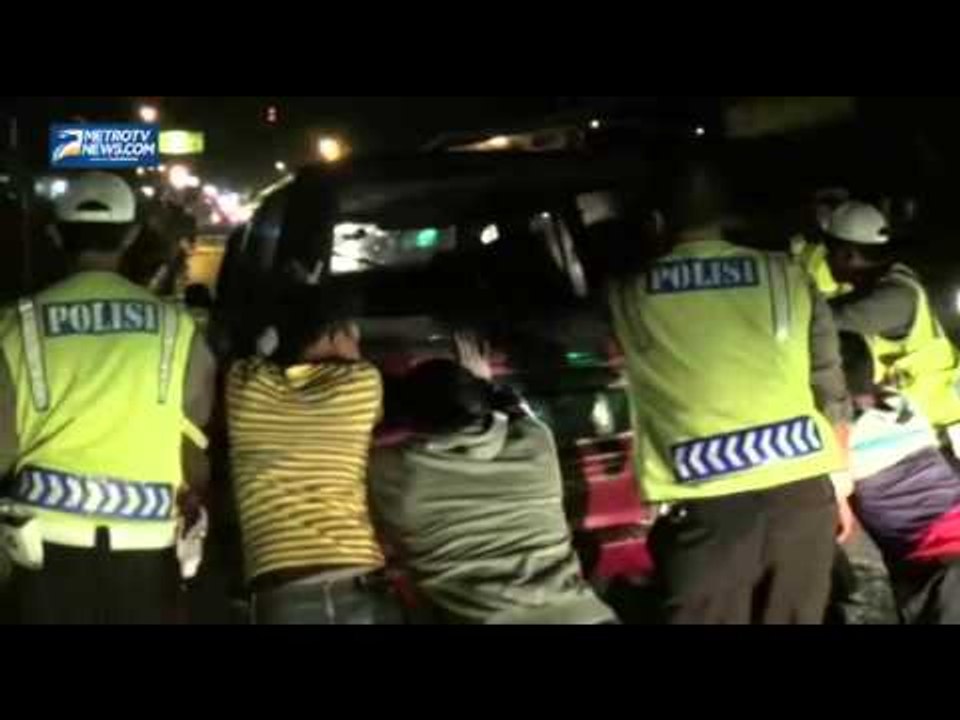 Minibus Tabrak Truk Boks Hingga Terguling