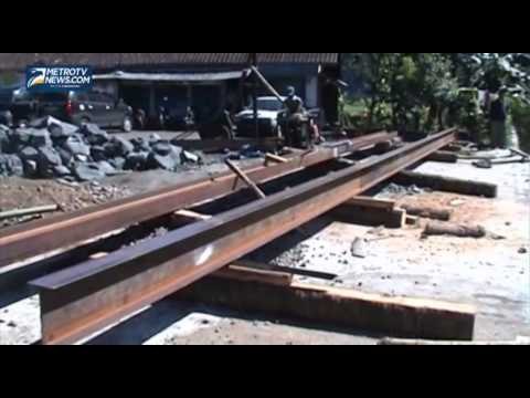 Akses Utama Rusak, Warga Bangun Jembatan dari Pohon Kelapa