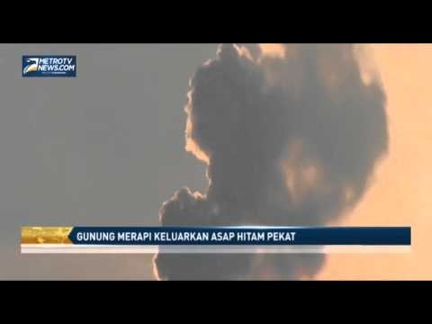 Gunung Merapi Keluarkan Asap Hitam Pekat