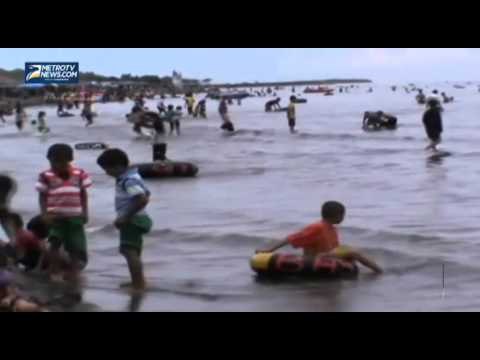 Isi Liburan, Warga Padati Wisata Pantai Tanjung Bayang