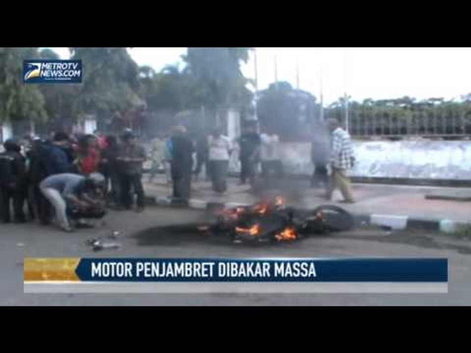 Motor Penjambret Dibakar Massa