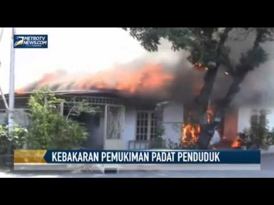 Kebakaran Landa Pemukiman Padat Penduduk di Padang
