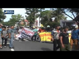 Ribuan Warga Demo Di Depan Kantor DPRD Kota Padang