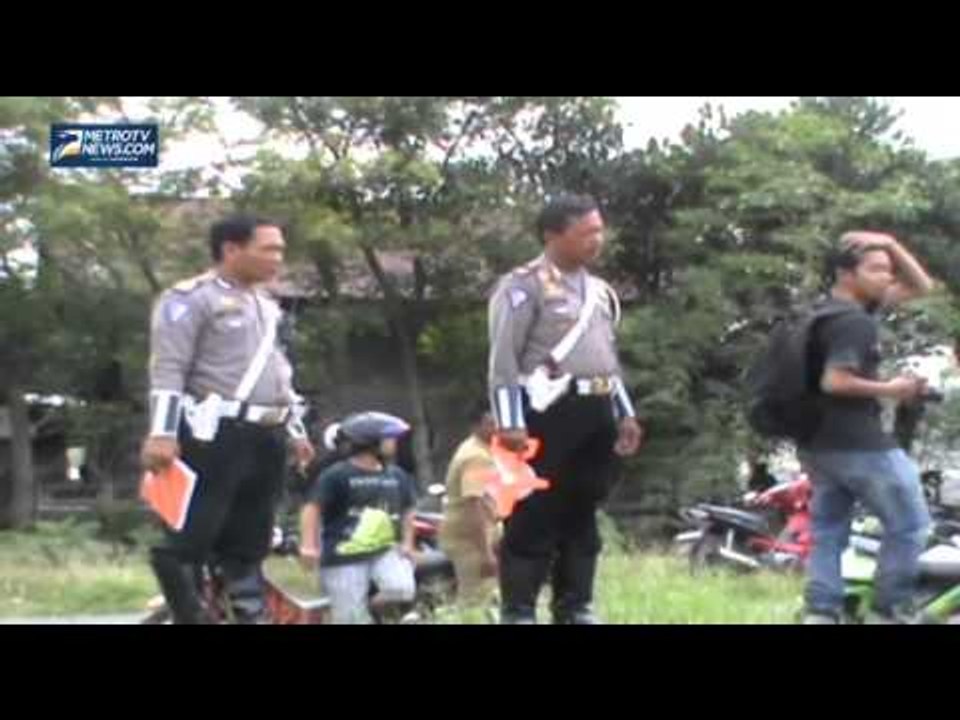 Minibus Terjun ke Saluran Irigasi