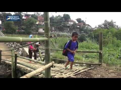 Tak Kunjung Diperbaiki, Warga Bangun Jembatan dari Bambu