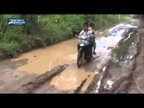 Jalan Penghubung Dua Kabupaten di Lampung Rusak Parah