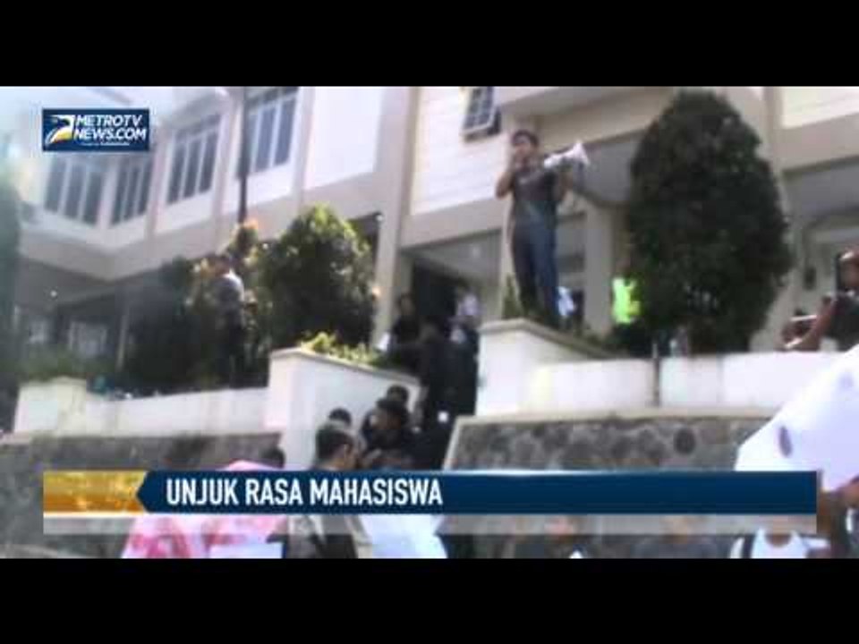 Unjuk Rasa Mahasiswa Desak Rektor Unigal Mundur